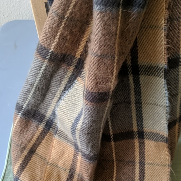 Plaid brown scarf. - Picture 3 of 7
